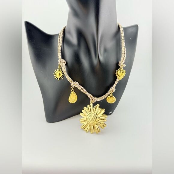 Boho Rope Chain Daisy Charm Necklace – Artistic, Light, and Beautifully Unique - Picture 14 of 15